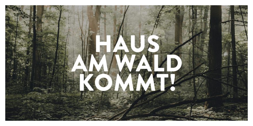 Foto eines Waldes mit Text "Haus am Wald kommt!"